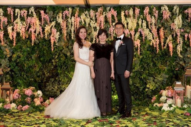 何超琼与干女儿形影不离，这位吃定女富豪的37岁妈妈，真有两下子