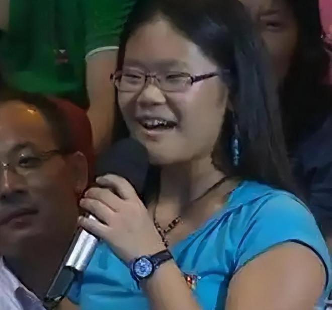 毕福剑27岁女儿毕凌罕晒素颜照，瘦了一圈显秀气，造型越来越淑女