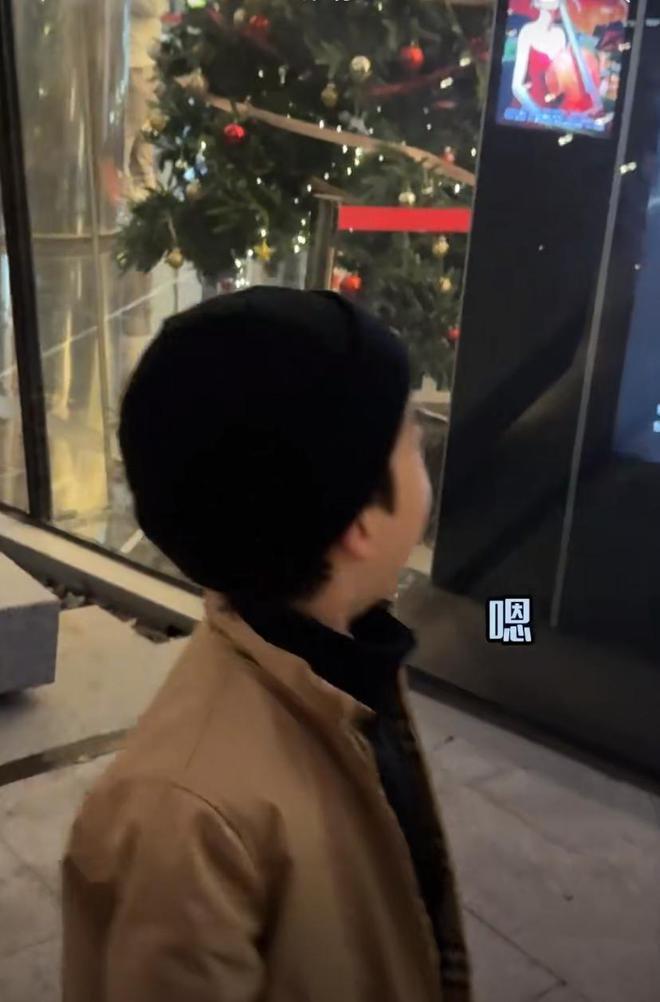 吴雅婷带娃看欧阳娜娜演奏会，姐弟俩近照曝光，长相神似超可爱