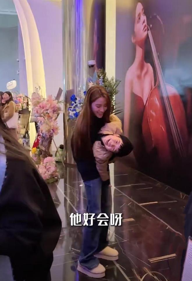 吴雅婷带娃看欧阳娜娜演奏会，姐弟俩近照曝光，长相神似超可爱