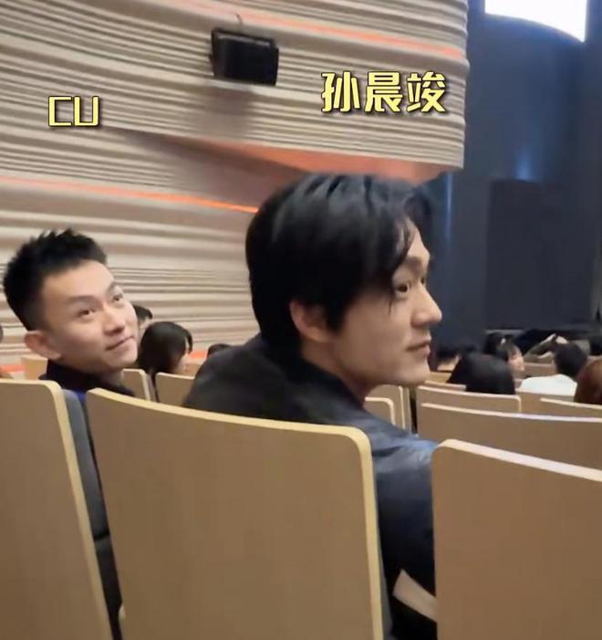 吴雅婷带娃看欧阳娜娜演奏会，姐弟俩近照曝光，长相神似超可爱