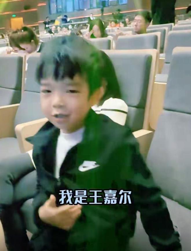 吴雅婷带娃看欧阳娜娜演奏会，姐弟俩近照曝光，长相神似超可爱