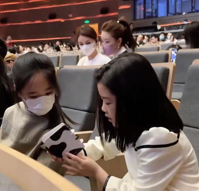 吴雅婷带娃看欧阳娜娜演奏会，姐弟俩近照曝光，长相神似超可爱