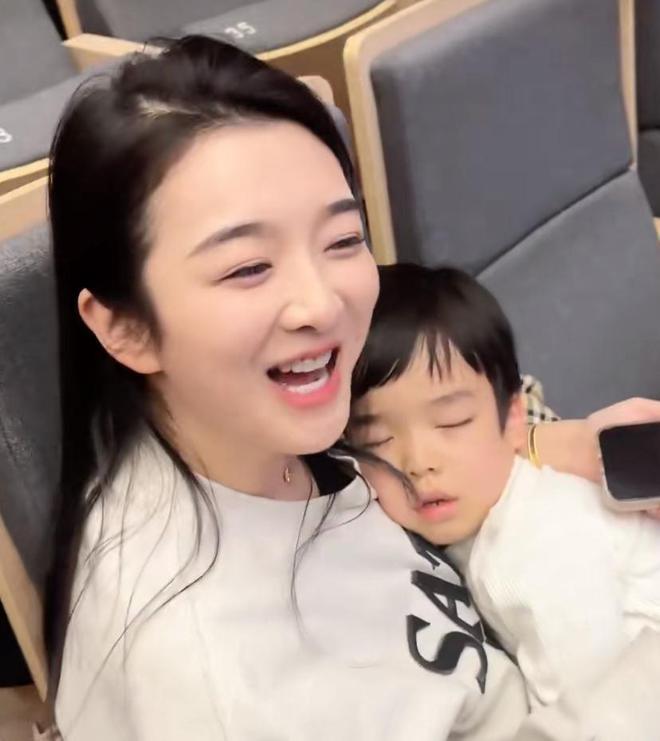 吴雅婷带娃看欧阳娜娜演奏会，姐弟俩近照曝光，长相神似超可爱