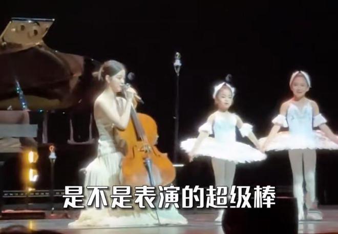 吴雅婷带娃看欧阳娜娜演奏会，姐弟俩近照曝光，长相神似超可爱