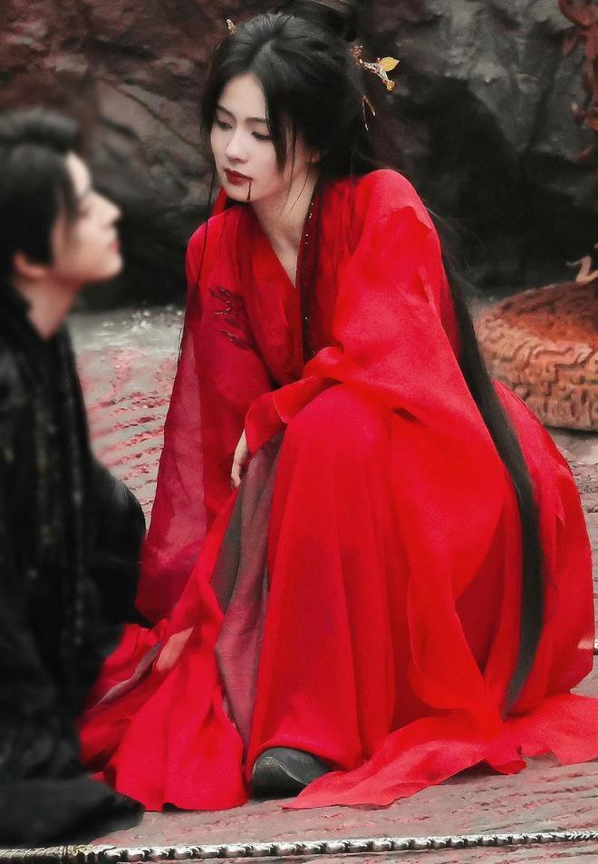 永夜星河：虞书欣不夹了，陈都灵不土了，我却被43岁阿娇惊艳了