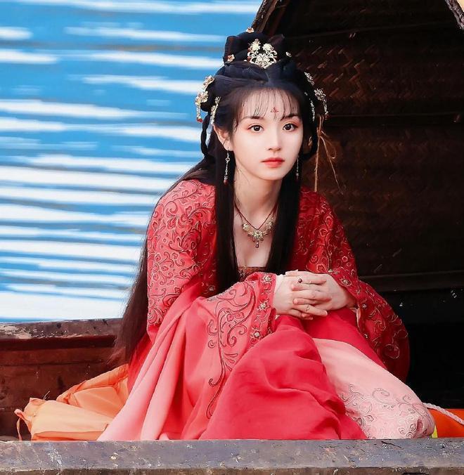 永夜星河：虞书欣不夹了，陈都灵不土了，我却被43岁阿娇惊艳了