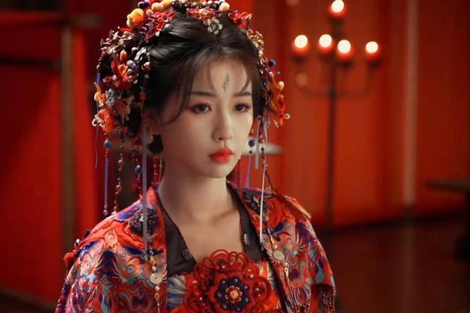 永夜星河：虞书欣不夹了，陈都灵不土了，我却被43岁阿娇惊艳了