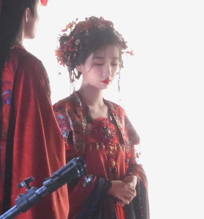 永夜星河：虞书欣不夹了，陈都灵不土了，我却被43岁阿娇惊艳了