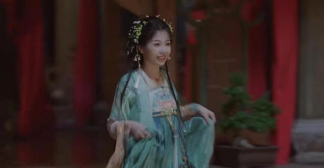 永夜星河：虞书欣不夹了，陈都灵不土了，我却被43岁阿娇惊艳了