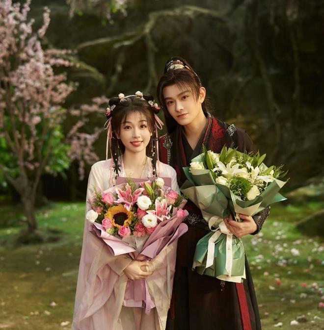 永夜星河：虞书欣不夹了，陈都灵不土了，我却被43岁阿娇惊艳了