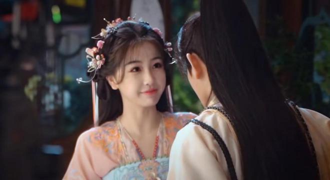 永夜星河：虞书欣不夹了，陈都灵不土了，我却被43岁阿娇惊艳了