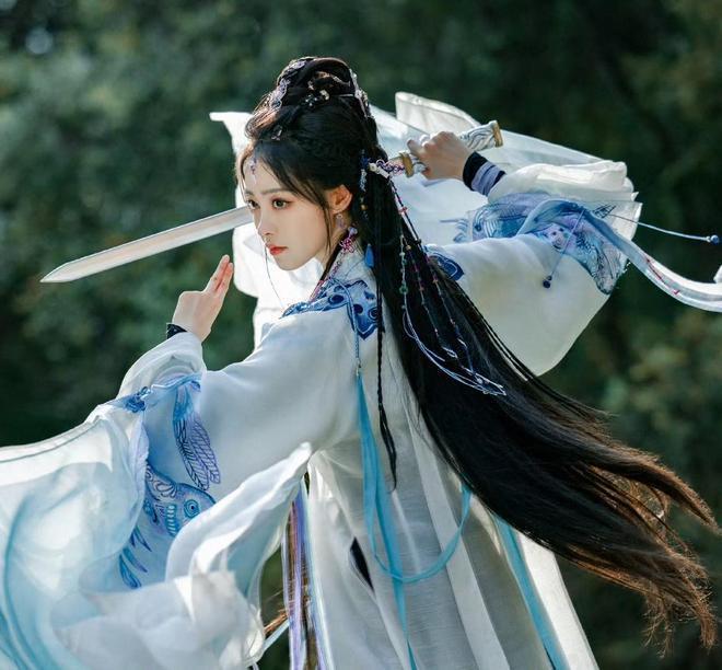 永夜星河：虞书欣不夹了，陈都灵不土了，我却被43岁阿娇惊艳了