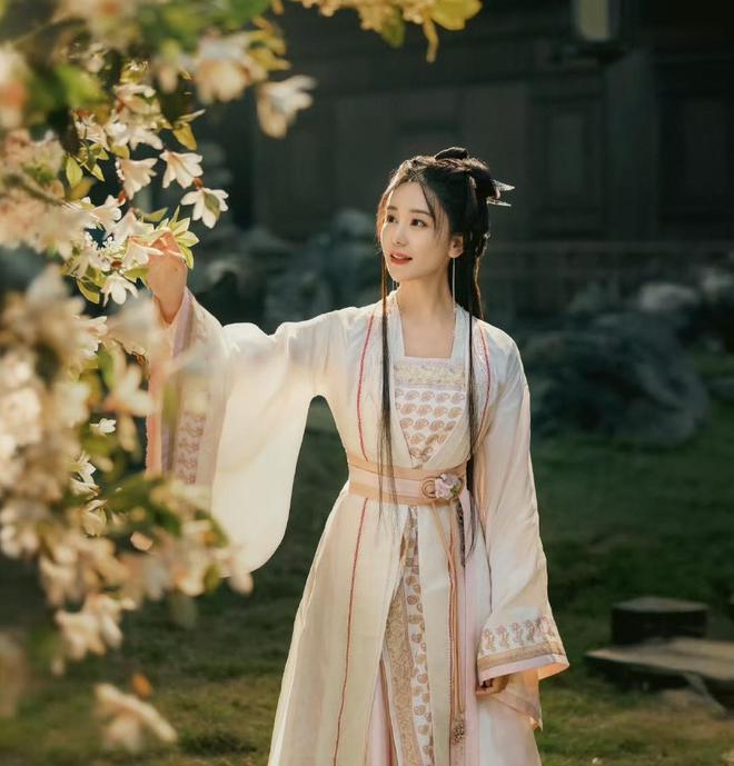 永夜星河：虞书欣不夹了，陈都灵不土了，我却被43岁阿娇惊艳了