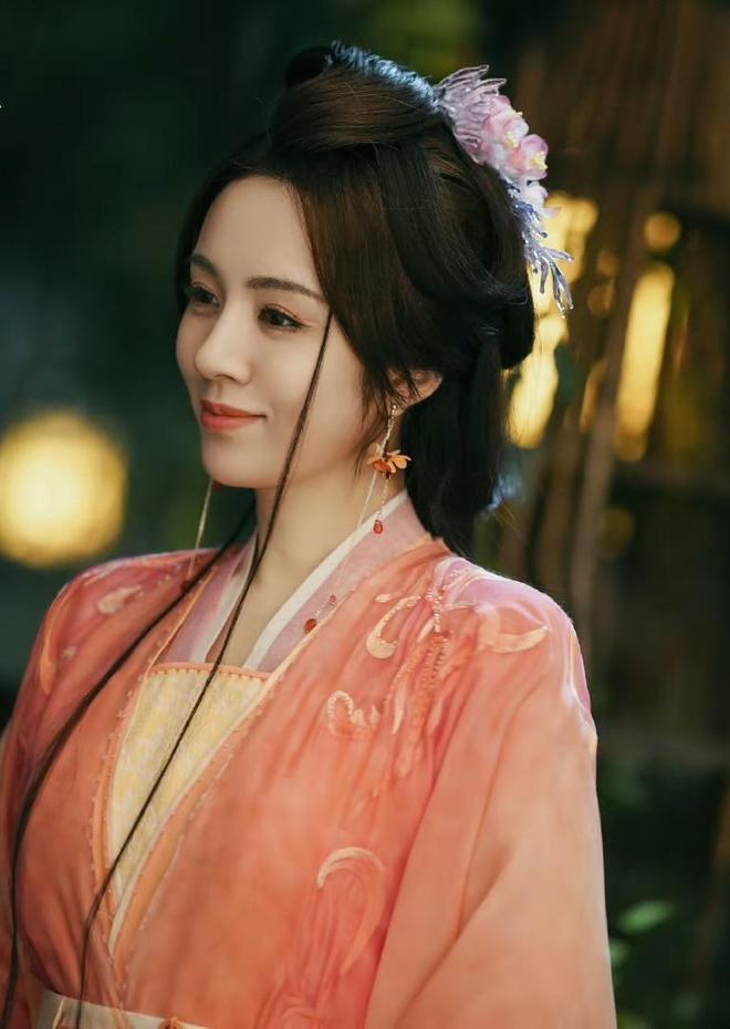 永夜星河：虞书欣不夹了，陈都灵不土了，我却被43岁阿娇惊艳了