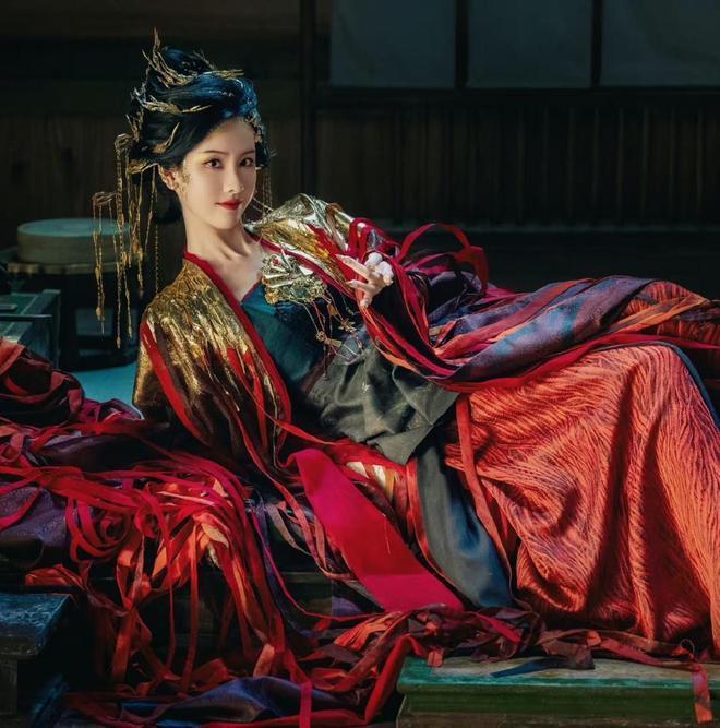 永夜星河：虞书欣不夹了，陈都灵不土了，我却被43岁阿娇惊艳了