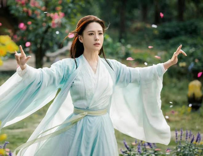 永夜星河：虞书欣不夹了，陈都灵不土了，我却被43岁阿娇惊艳了