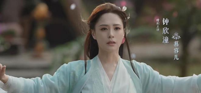 永夜星河：虞书欣不夹了，陈都灵不土了，我却被43岁阿娇惊艳了