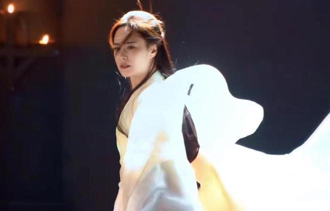 永夜星河：虞书欣不夹了，陈都灵不土了，我却被43岁阿娇惊艳了