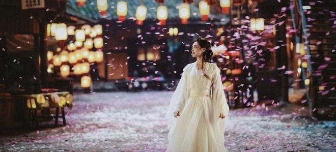 永夜星河：虞书欣不夹了，陈都灵不土了，我却被43岁阿娇惊艳了