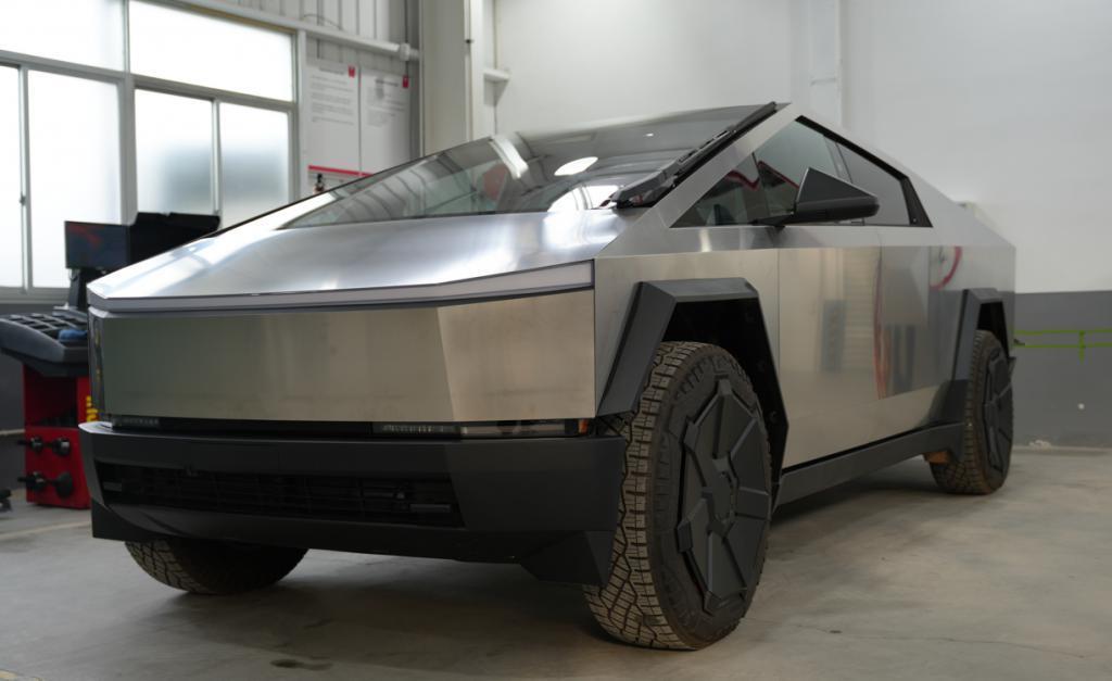 我替你们去看了看Cybertruck，这车真的是大到离谱。