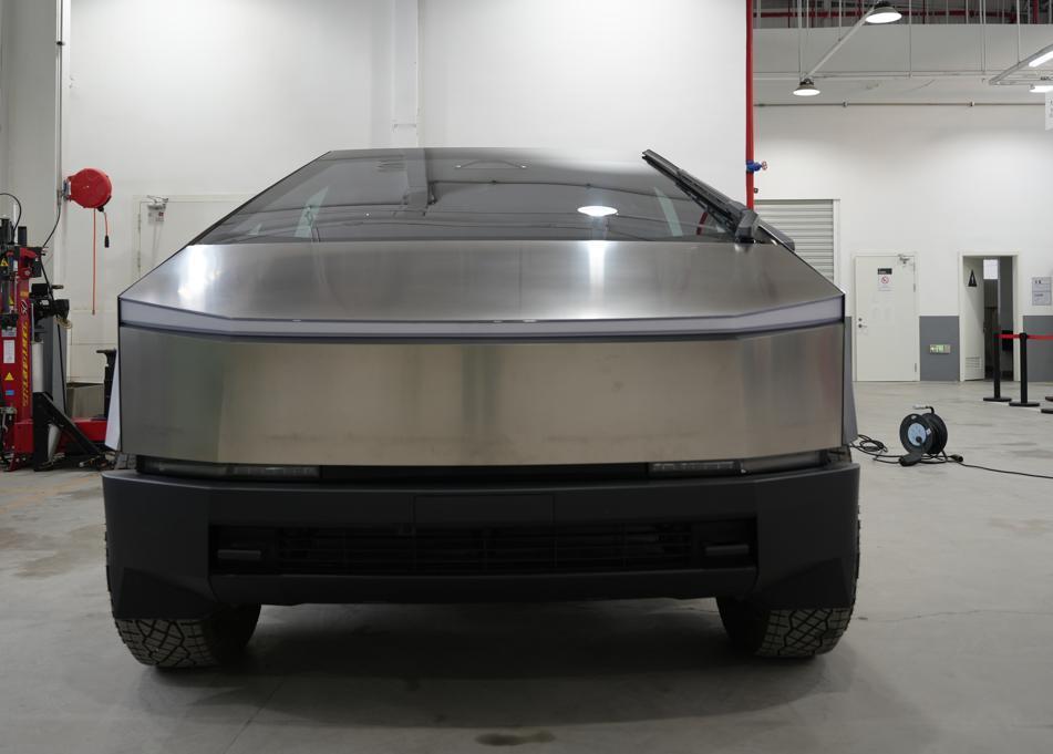 我替你们去看了看Cybertruck，这车真的是大到离谱。