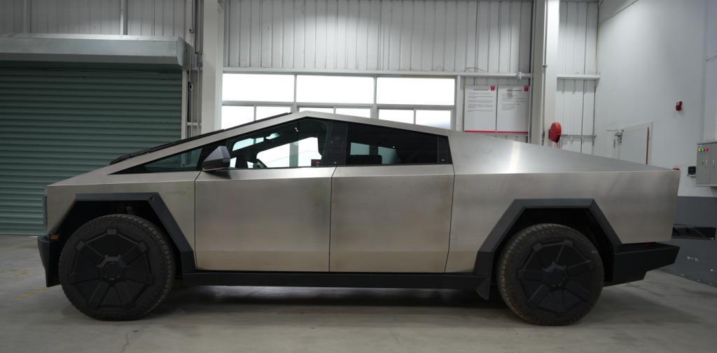 我替你们去看了看Cybertruck，这车真的是大到离谱。