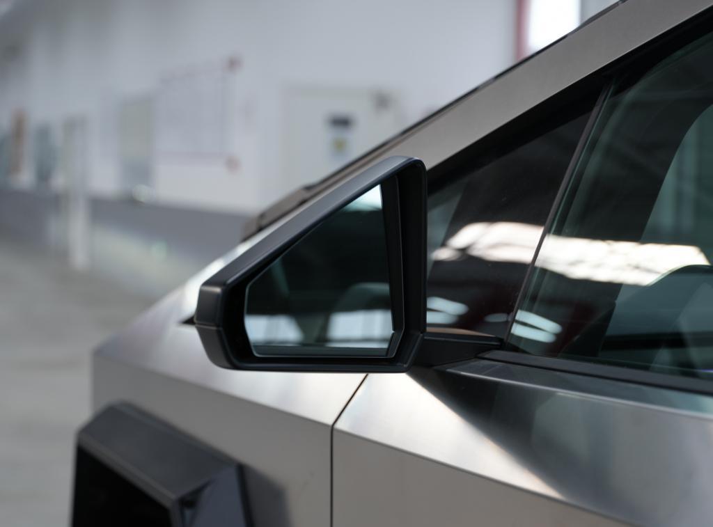 我替你们去看了看Cybertruck，这车真的是大到离谱。