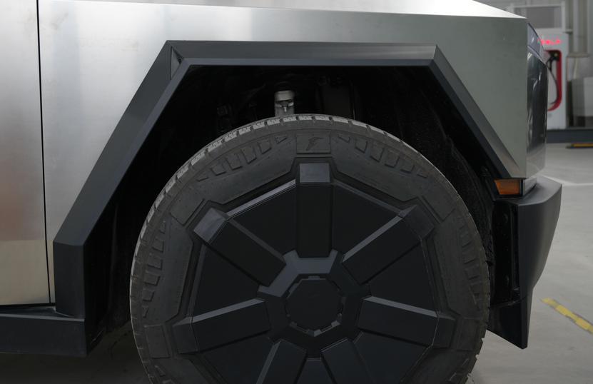 我替你们去看了看Cybertruck，这车真的是大到离谱。