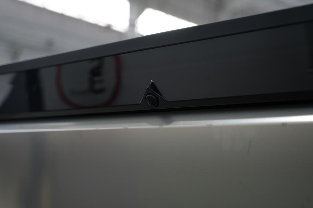 我替你们去看了看Cybertruck，这车真的是大到离谱。