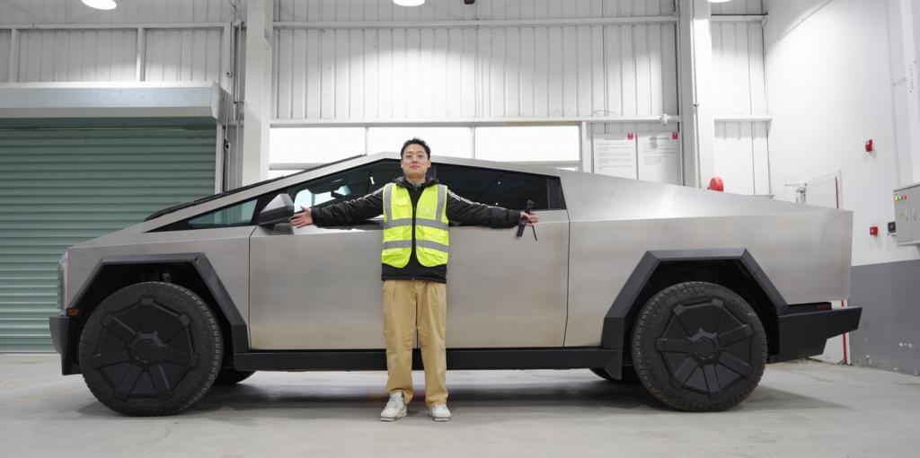 我替你们去看了看Cybertruck，这车真的是大到离谱。