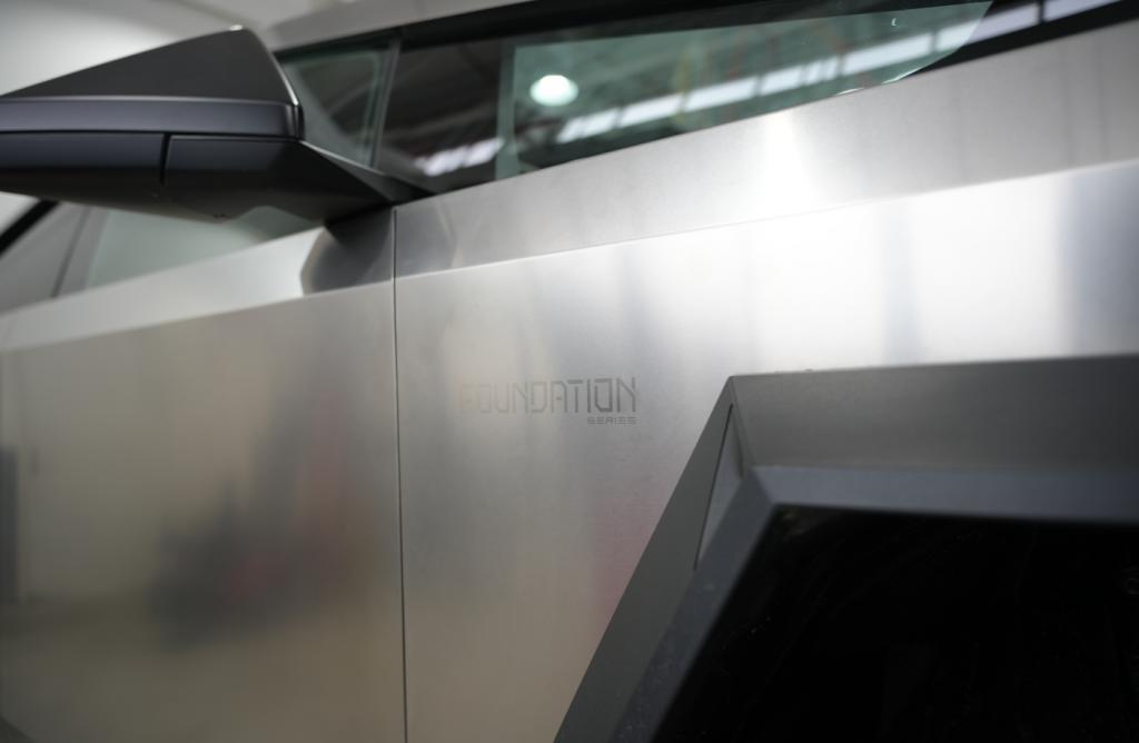 我替你们去看了看Cybertruck，这车真的是大到离谱。