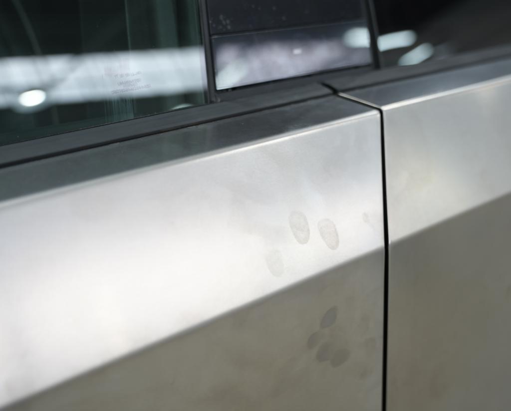 我替你们去看了看Cybertruck，这车真的是大到离谱。