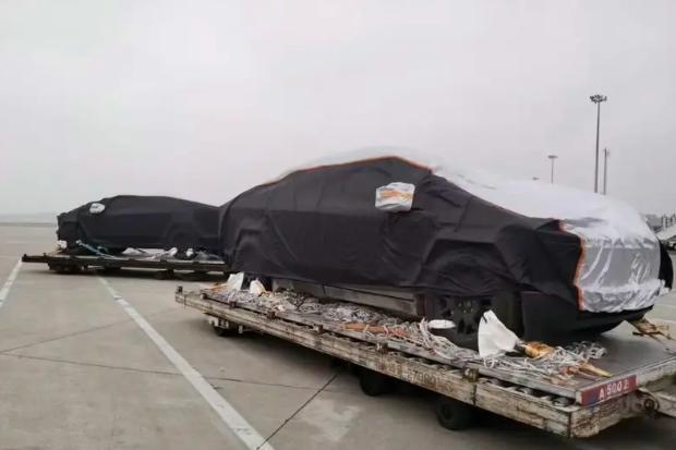 我替你们去看了看Cybertruck，这车真的是大到离谱。