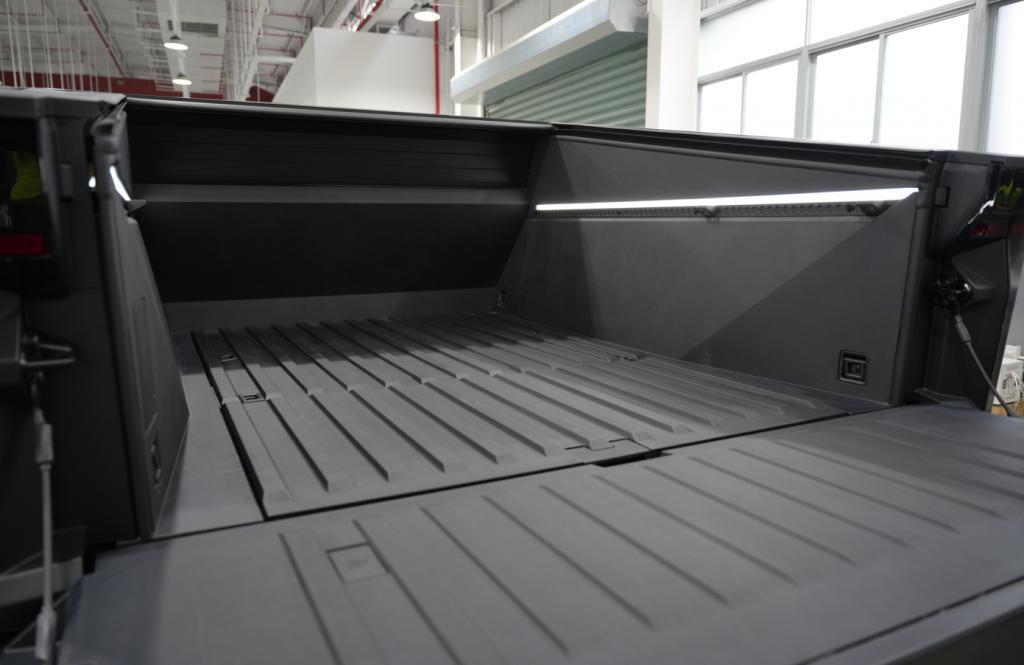 我替你们去看了看Cybertruck，这车真的是大到离谱。