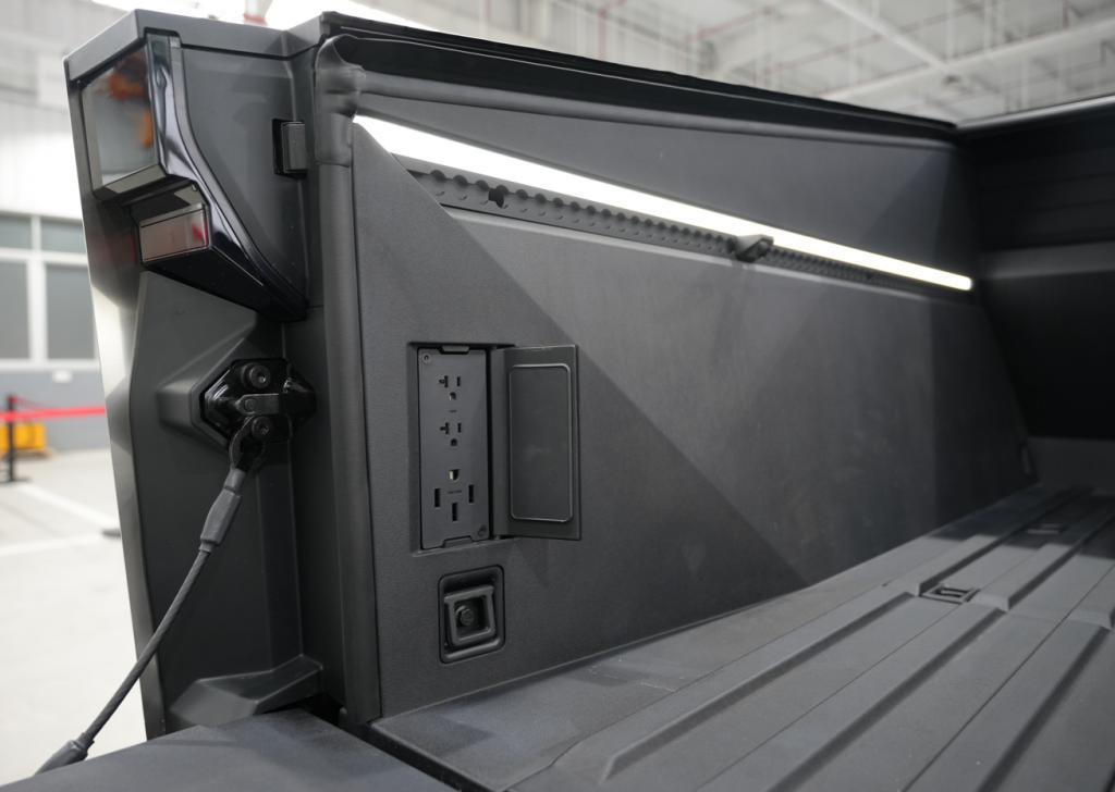 我替你们去看了看Cybertruck，这车真的是大到离谱。