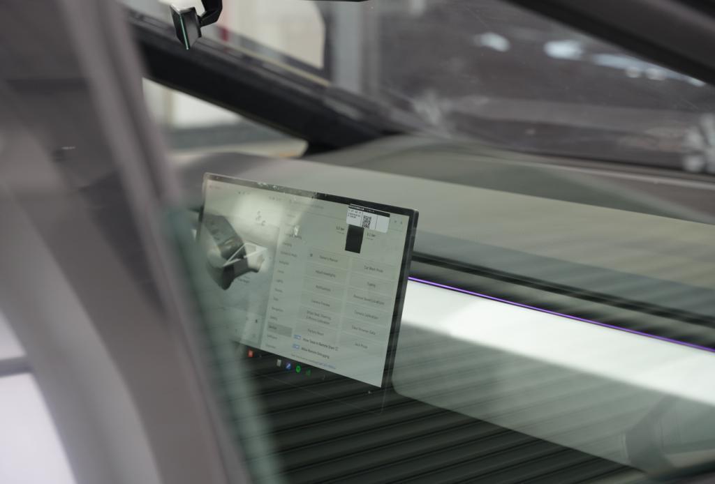 我替你们去看了看Cybertruck，这车真的是大到离谱。