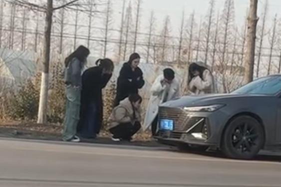 草莓摊主帮换长安UNI-V轮胎 6位美女崇拜围观：妻子调侃式解说