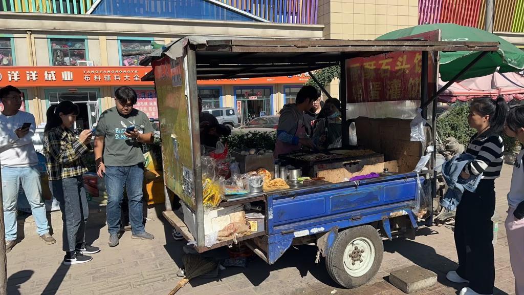 在周杰伦模仿大赛里，粥饼伦击败了周杰伦。