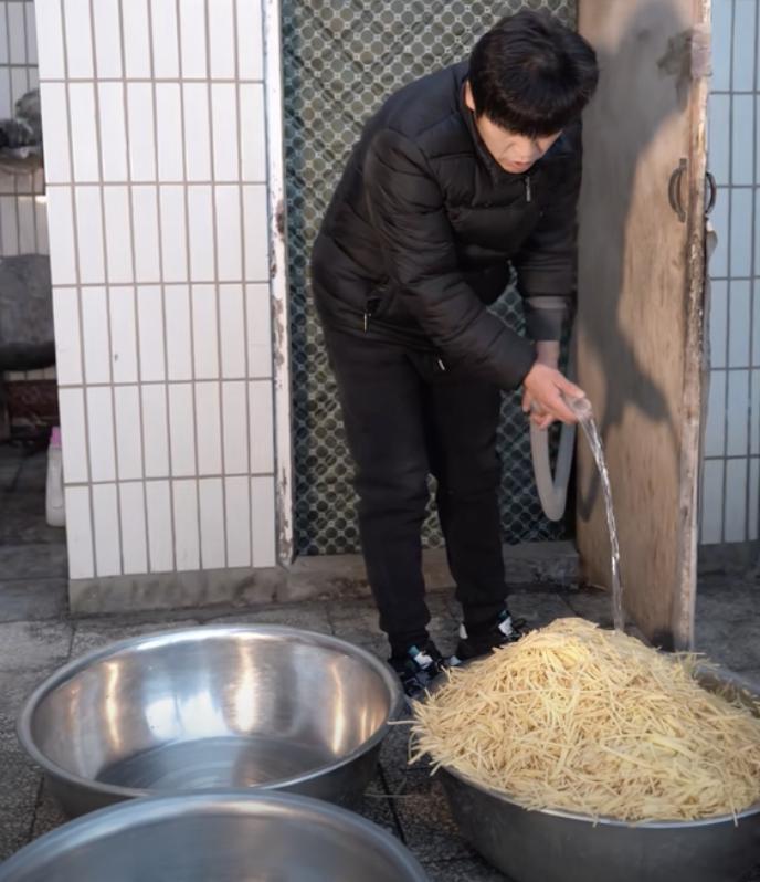 在周杰伦模仿大赛里，粥饼伦击败了周杰伦。