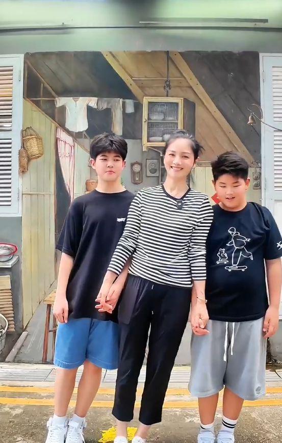 胡可一家3口新加坡旅游，安吉个头超妈妈，变回东北宋仲基