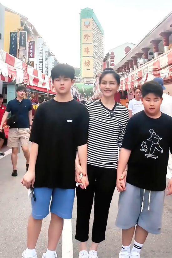 胡可一家3口新加坡旅游，安吉个头超妈妈，变回东北宋仲基
