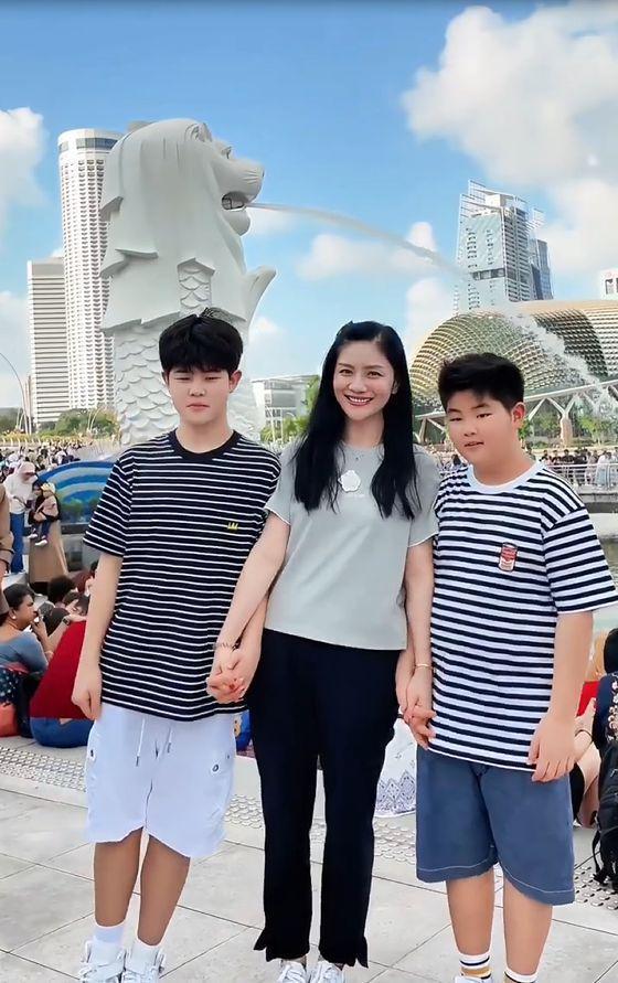 胡可一家3口新加坡旅游，安吉个头超妈妈，变回东北宋仲基