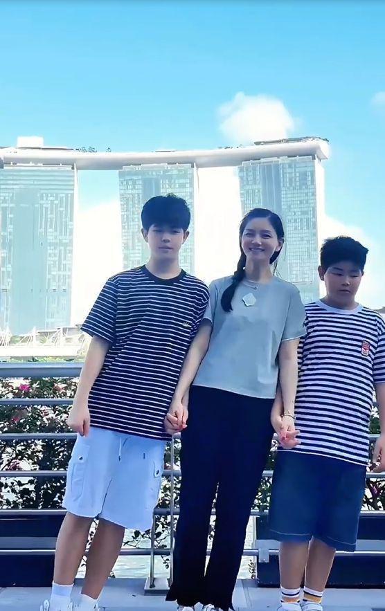 胡可一家3口新加坡旅游，安吉个头超妈妈，变回东北宋仲基