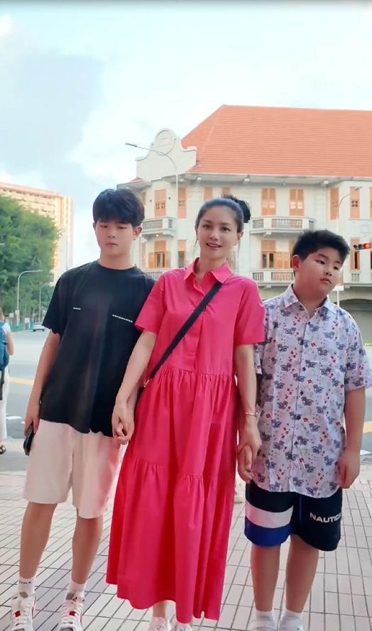 胡可一家3口新加坡旅游，安吉个头超妈妈，变回东北宋仲基