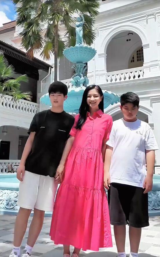胡可一家3口新加坡旅游，安吉个头超妈妈，变回东北宋仲基