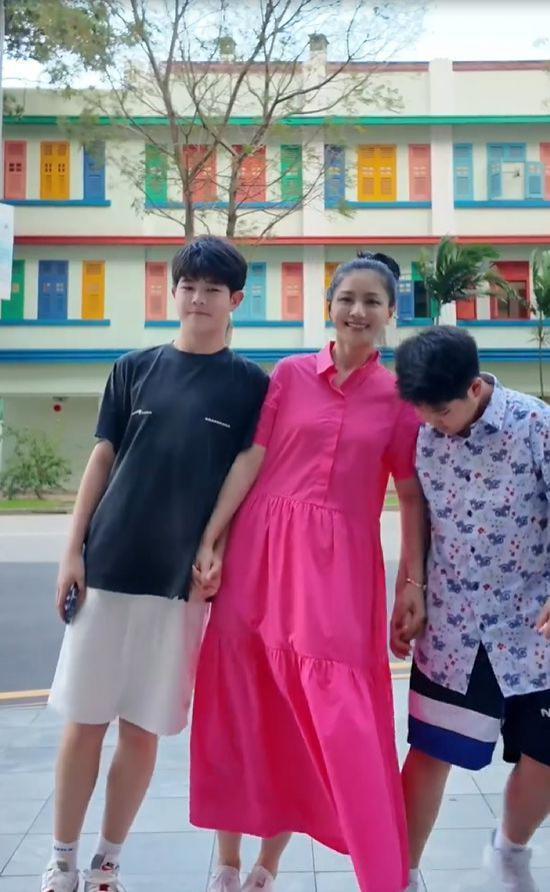 胡可一家3口新加坡旅游，安吉个头超妈妈，变回东北宋仲基