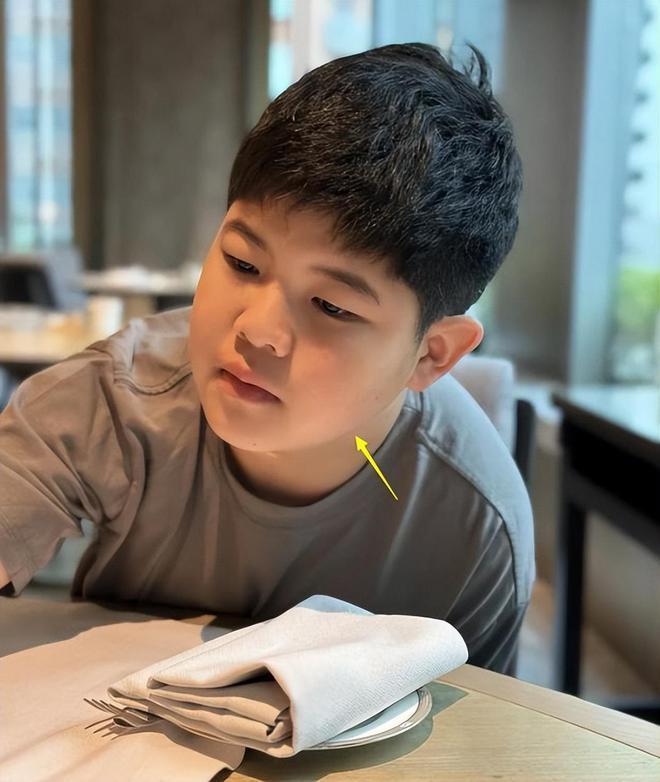 胡可一家3口新加坡旅游，安吉个头超妈妈，变回东北宋仲基