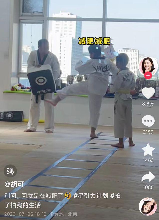 胡可一家3口新加坡旅游，安吉个头超妈妈，变回东北宋仲基