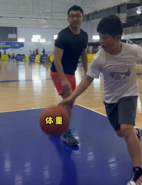 胡可一家3口新加坡旅游，安吉个头超妈妈，变回东北宋仲基